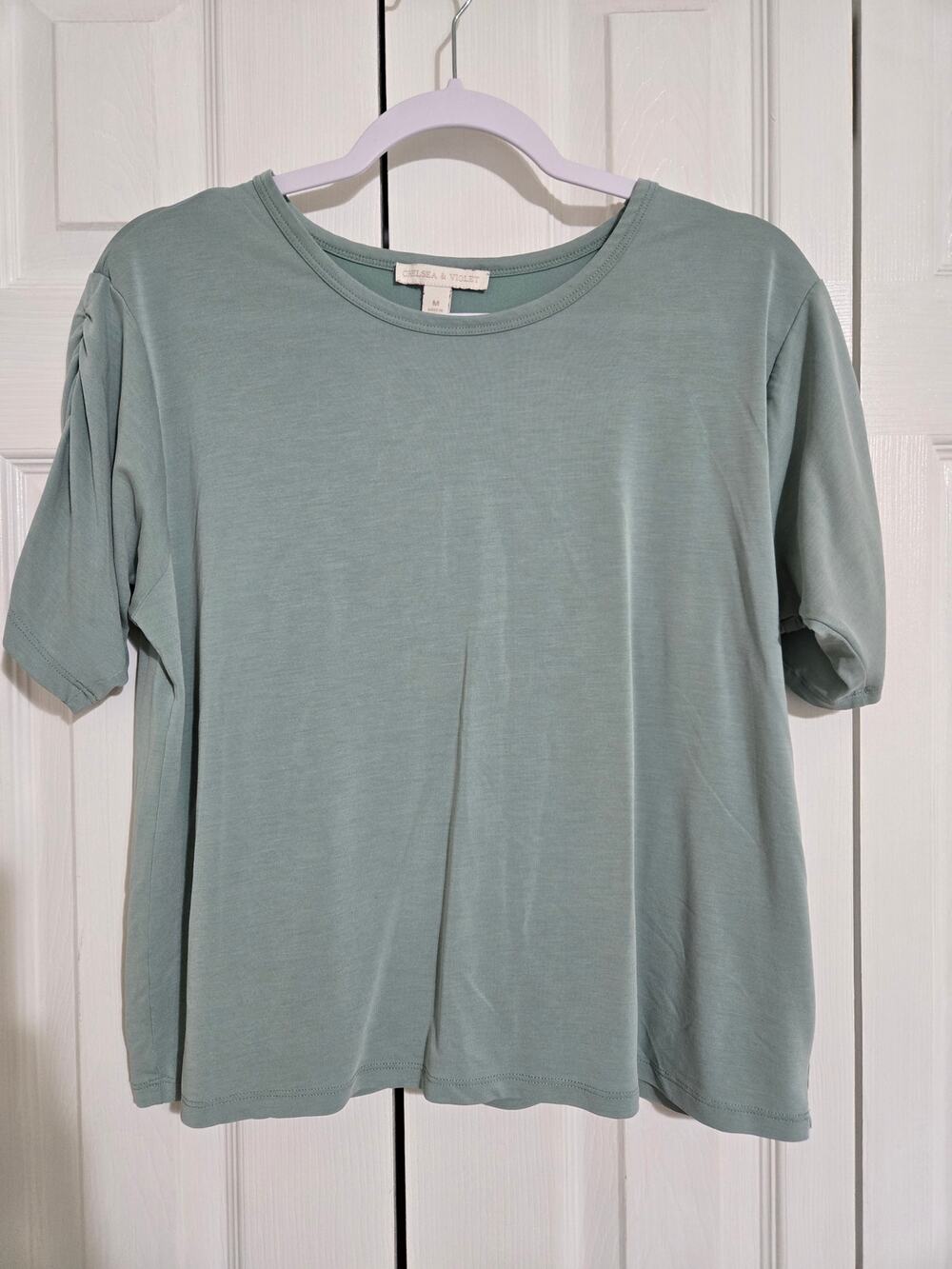 Chelsea and violet medium women's light sage green top with scrunch sleeves
